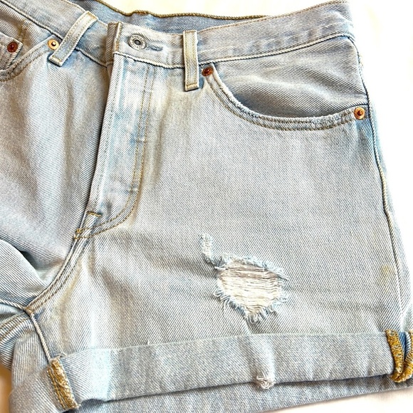 Levi’s 501 Hi-Waist distressed denim cuffed shorts Size 28 New - Picture 4 of 9